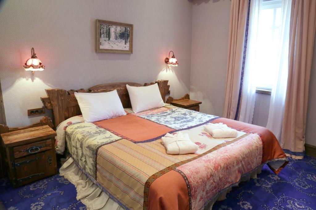 um quarto com uma cama com duas toalhas em Siberia em Estosadok
