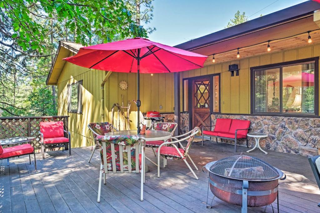 un patio con mesa, sillas y sombrilla en Pet-Friendly Nature Lovers Hideaway in Twain Harte, en Twain Harte