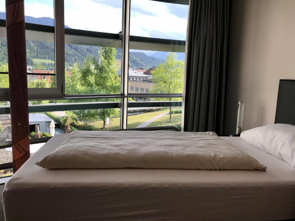 Postel nebo postele na pokoji v ubytování Parkhotel Hall in Tirol