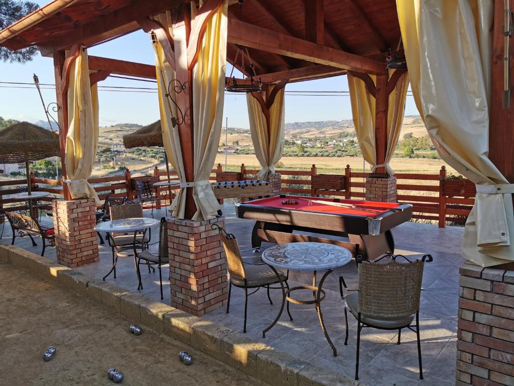 A balcony or terrace at Agriturismo Reggia Saracena