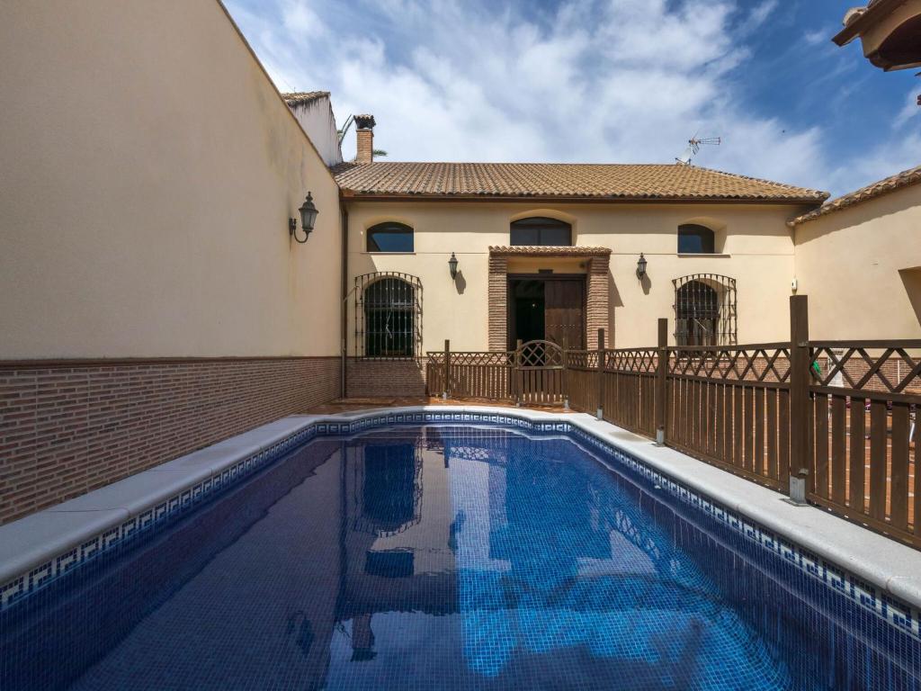 uma piscina em frente a uma casa em Rural house Santa F with private swimming pool em Córdoba