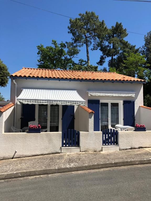une petite maison sur le côté de la rue dans l'établissement Pavillon Farniente, à Saint-Palais-sur-Mer