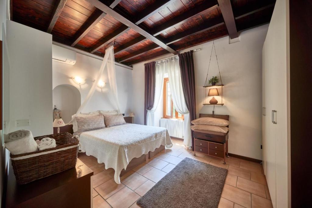 シルミオーネにあるPorto Valentino 2のベッドルーム(白いベッド1台、窓付)