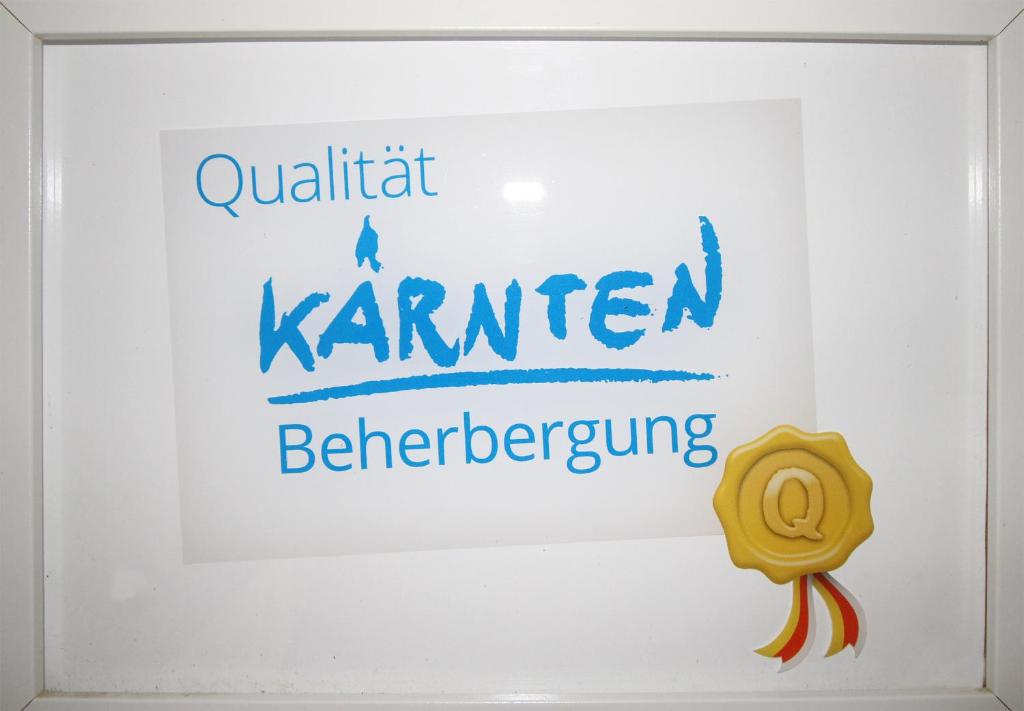 a picture of a sign for a karmenen beiteruing at Ferienwohnung "Haus Falle" in Schiefling am See