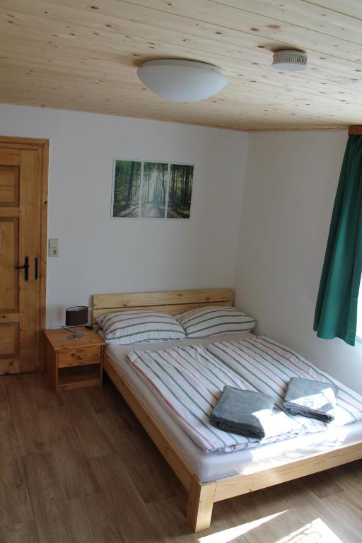 Postel nebo postele na pokoji v ubytování Ferienhaus Anni