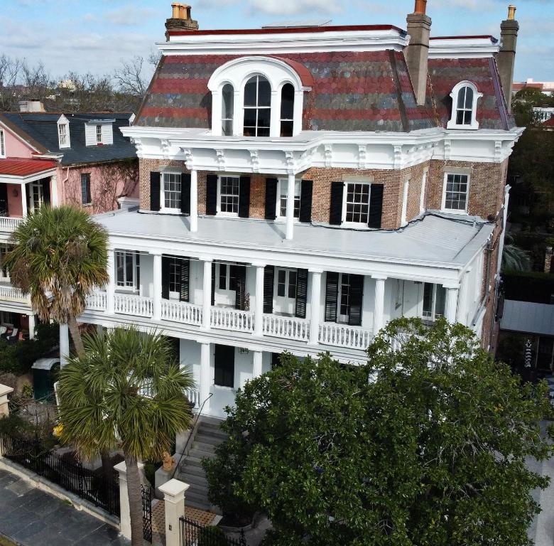 uma grande casa branca com um telhado vermelho em 20 South Battery em Charleston