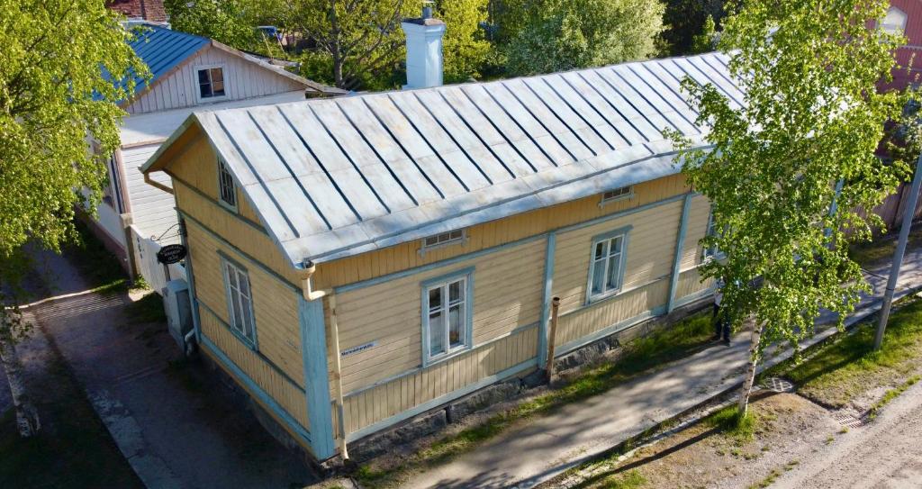 uma vista superior de uma casa com um telhado de estanho em Kirkkokadun Amanda ja Olga em Uusikaupunki