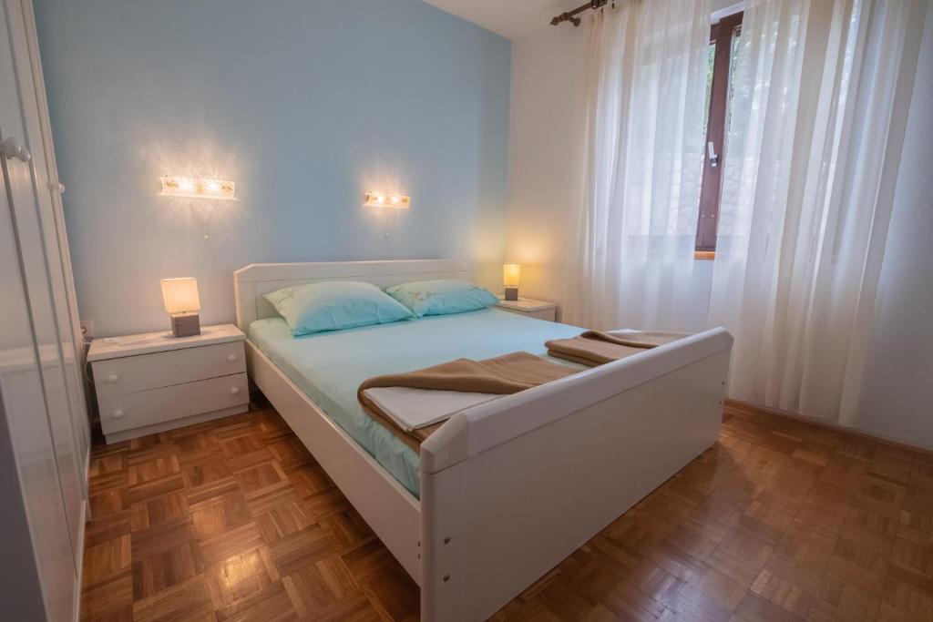 Postel nebo postele na pokoji v ubytování Cozy apartment near the sea