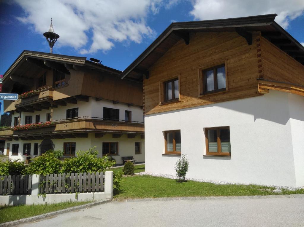 ein Haus mit einem Holzdach in der Unterkunft Ferienwohnungen Recherhof in Hochfilzen