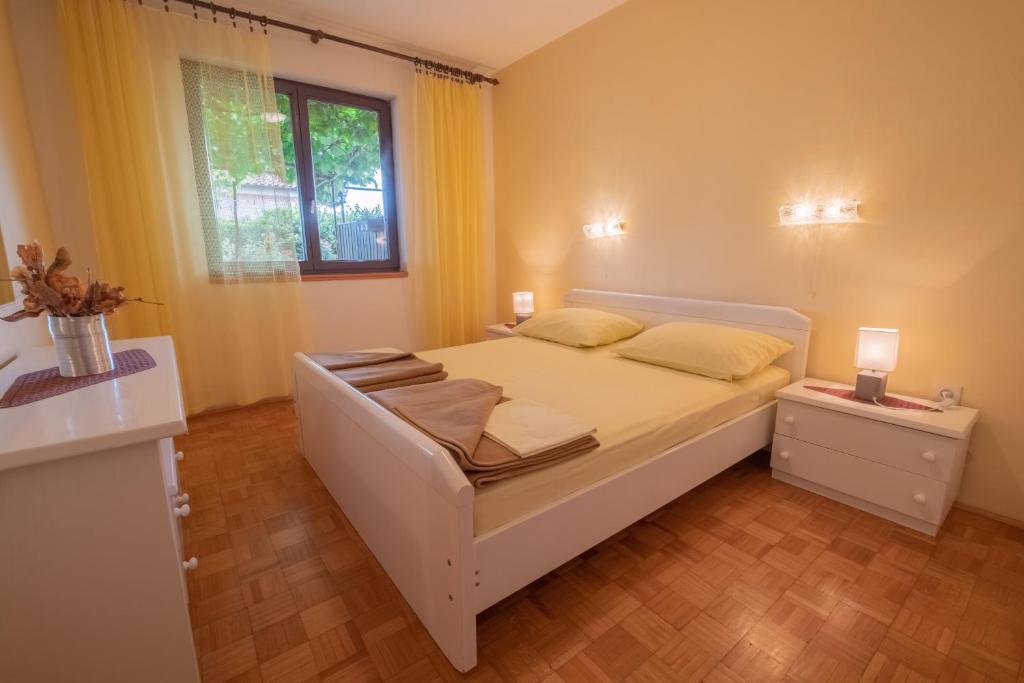 Postel nebo postele na pokoji v ubytování Cozy apartment near the sea