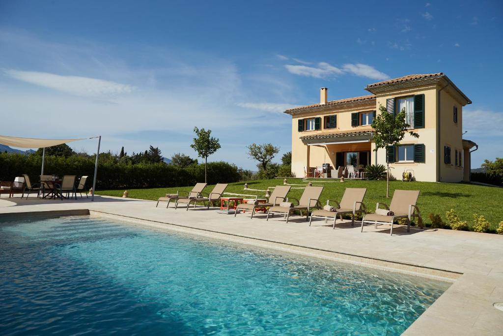 ein Haus mit Pool und Stühlen und ein Haus in der Unterkunft Ca Ses Nines in Inca
