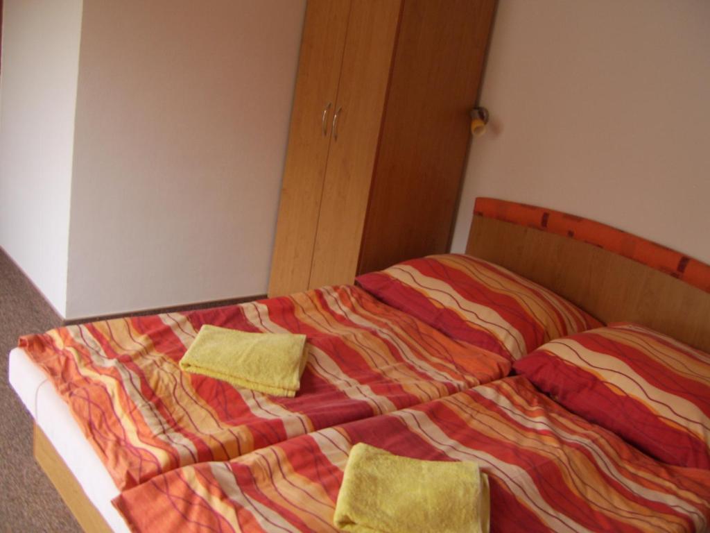 Postel nebo postele na pokoji v ubytování Penzion Zlatá rybka