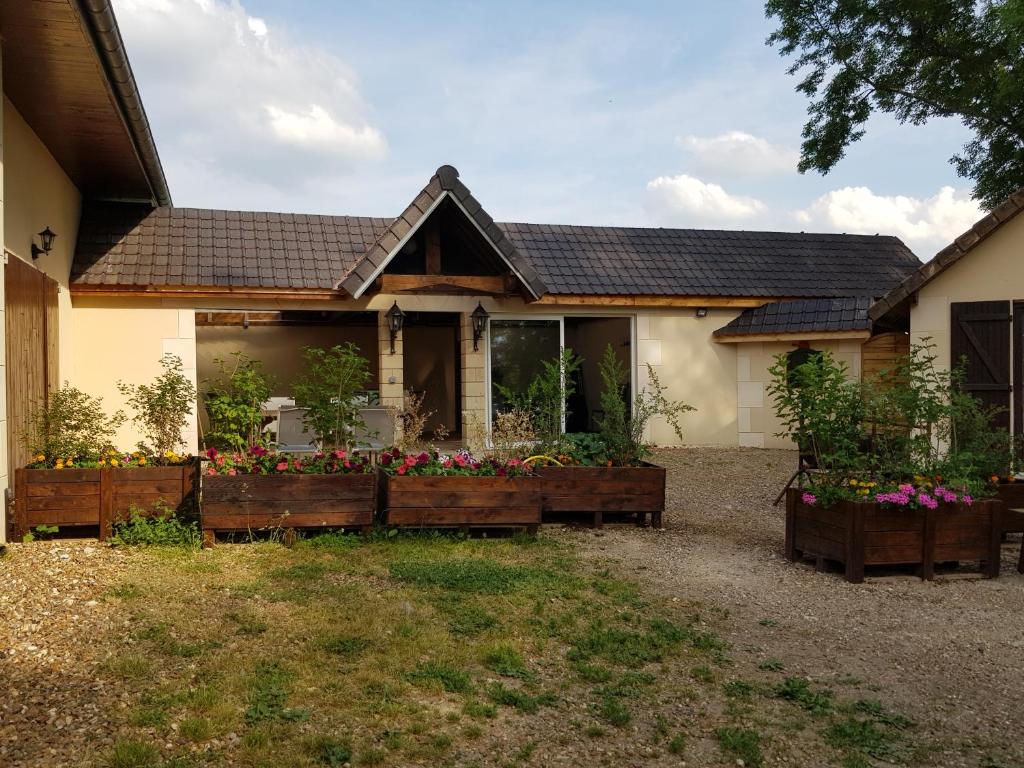 ein Haus mit Blumenkästen davor in der Unterkunft Au coeur de nos campagnes in Lachapelle-Saint-Pierre