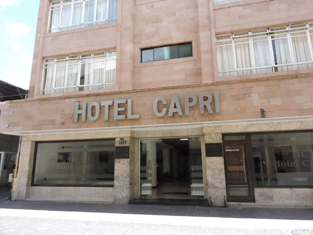 un edificio con un cartel de hotel en Hotel Capri de Leon Mexico, en León