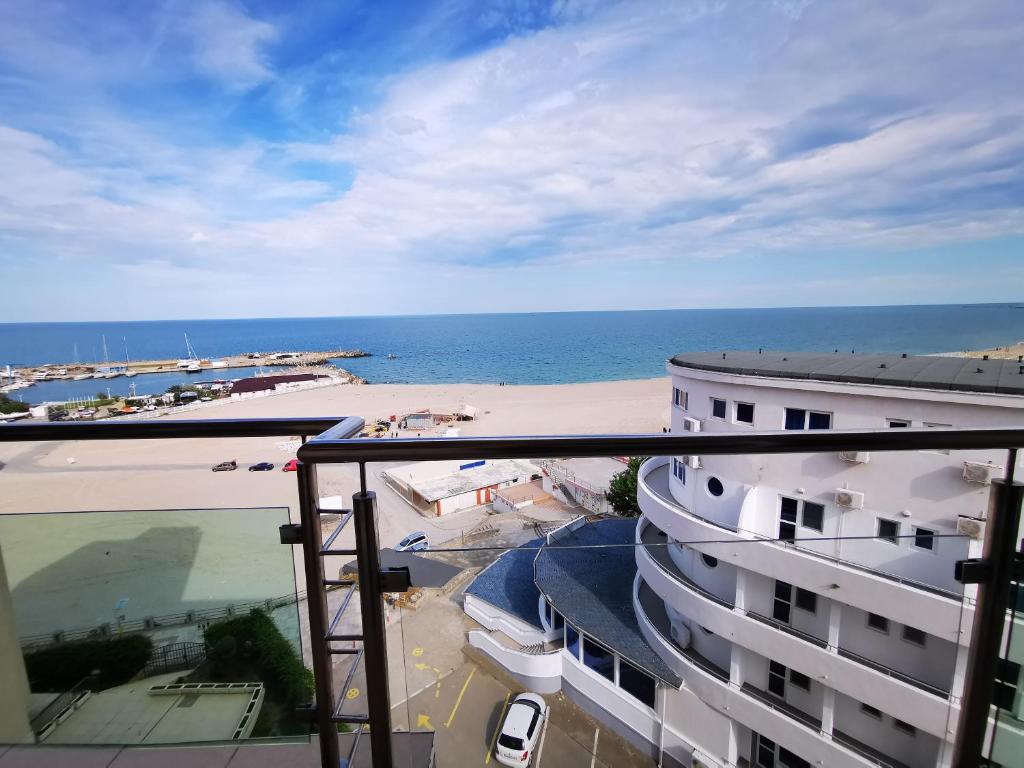 een balkon met uitzicht op de oceaan bij Apartamente Gala Residence Eforie Nord in Eforie Nord