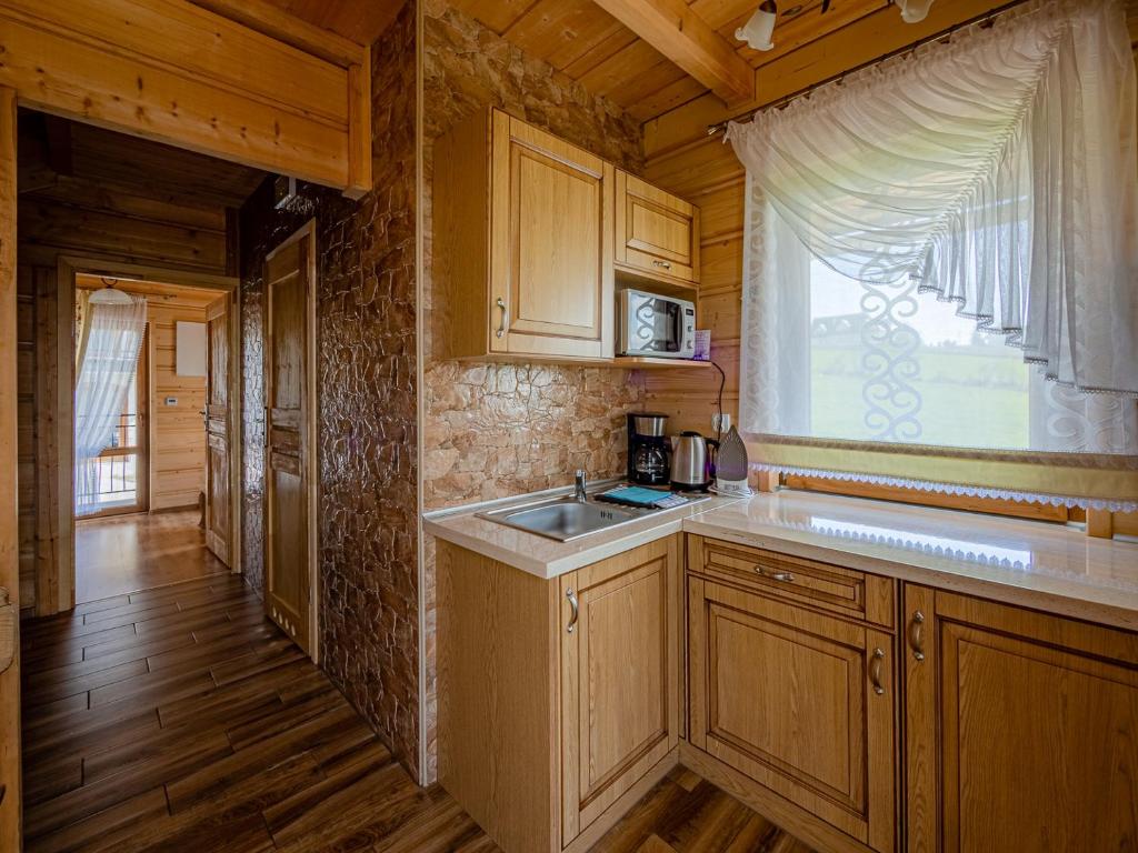 Kuchyň nebo kuchyňský kout v ubytování GÓRALOWE domki & SPA