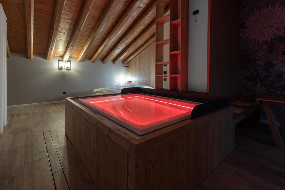 bañera de hidromasaje con luz roja en una habitación en Azienda Agrituristica Calronche, en Refrontolo