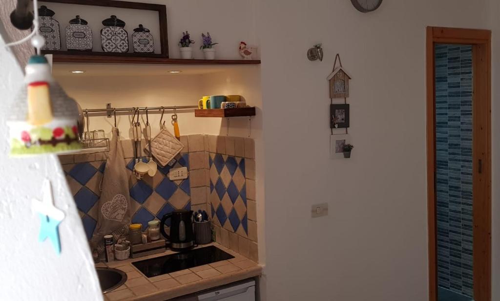 una piccola cucina con lavandino e piano cottura di La Nchioscia a Ostuni