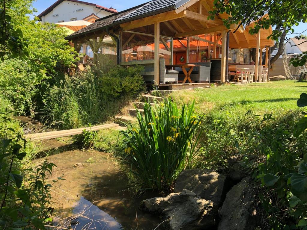 a house with a wooden roof and a yard at Carolinger Hüttendorf in Weyer