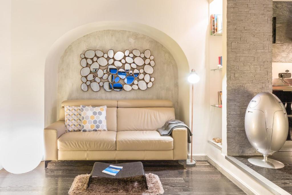 un salon avec un canapé en face d'un mur dans l'établissement Art Inn Centro, à Naples