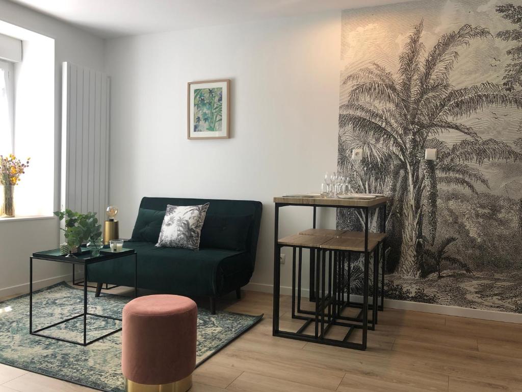 sala de estar con sofá verde y mesa en Maison la Déco Verte en Braine