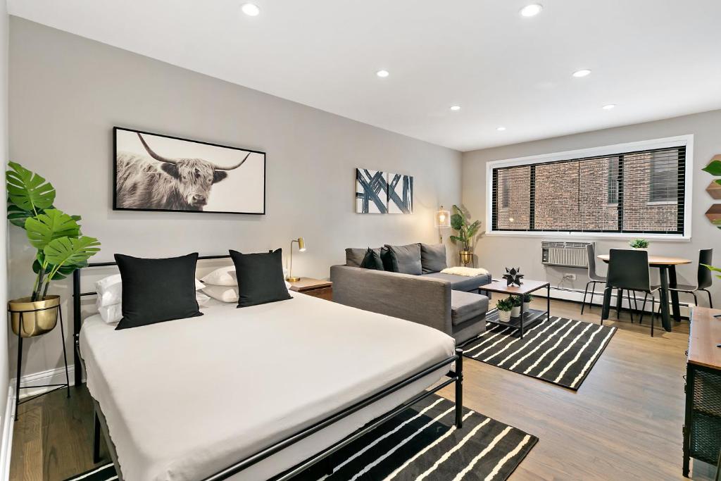 een slaapkamer met een bed en een woonkamer bij Best Studio Apt in Chicago close to Boystown - Oakdale 514 & 413 rep in Chicago