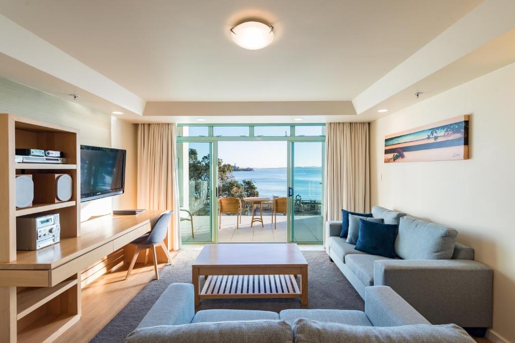 TV a/nebo společenská místnost v ubytování Paihia Beach Resort & Spa Hotel