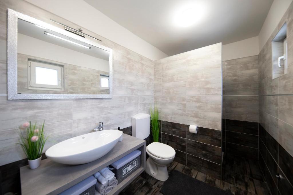 Kúpeľňa v ubytovaní Villa Gode -secluded house with heated pool near the beach