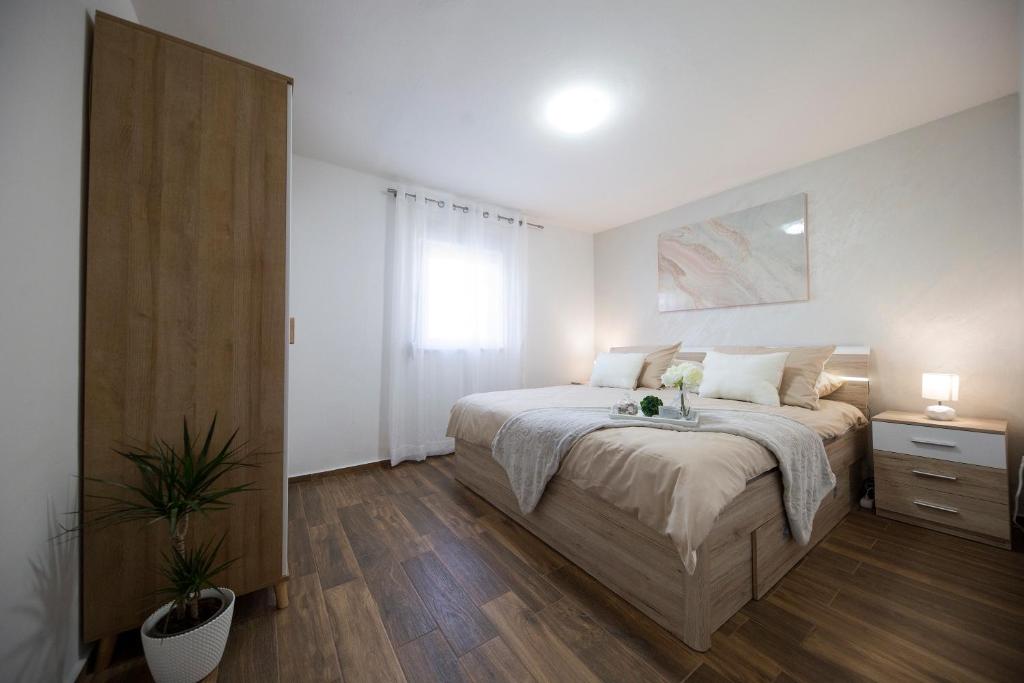 Posteľ alebo postele v izbe v ubytovaní Villa Gode -secluded house with heated pool near the beach
