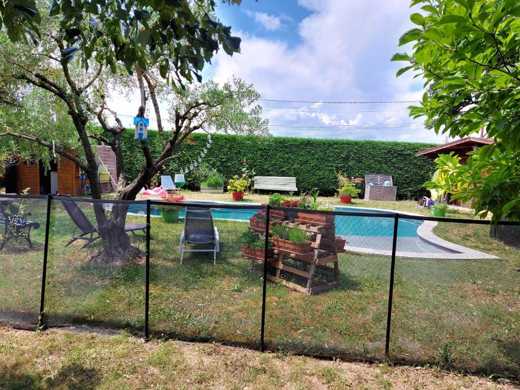 a fence in front of a swimming pool at Maison Tifaloc in Montélimar