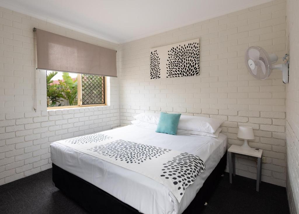 A bed or beds in a room at Geraldton's Ocean West Holiday Units & Short Stay Accommodation