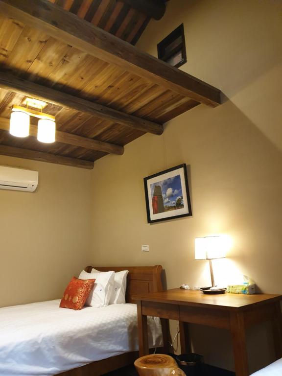 金湖鎮的住宿－太武山下民宿，一间卧室配有两张床和一张带台灯的桌子