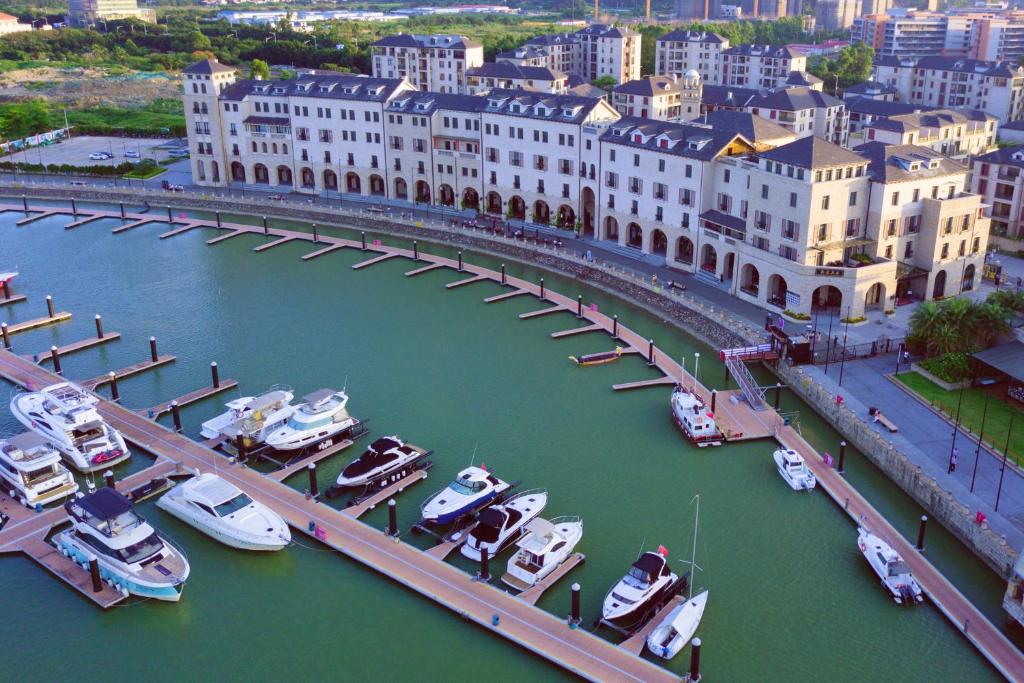 Výhled na řeku, která protéká v blízkosti hotelu