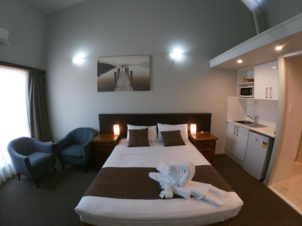 une chambre d'hôtel avec un lit et des serviettes. dans l'établissement Kallangur Motel, à Kallangur
