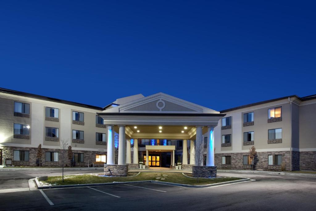 um hotel com um grande edifício com estacionamento em Holiday Inn Express Airport East, an IHG Hotel em Salt Lake City