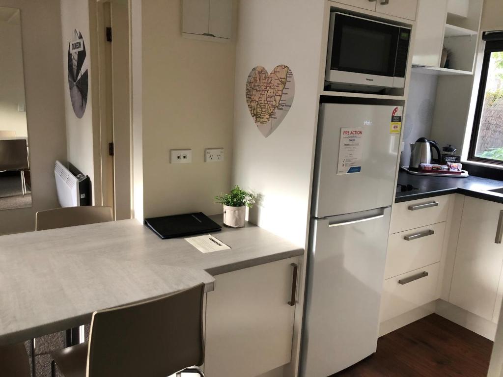 Kuchyň nebo kuchyňský kout v ubytování Commodore Motel