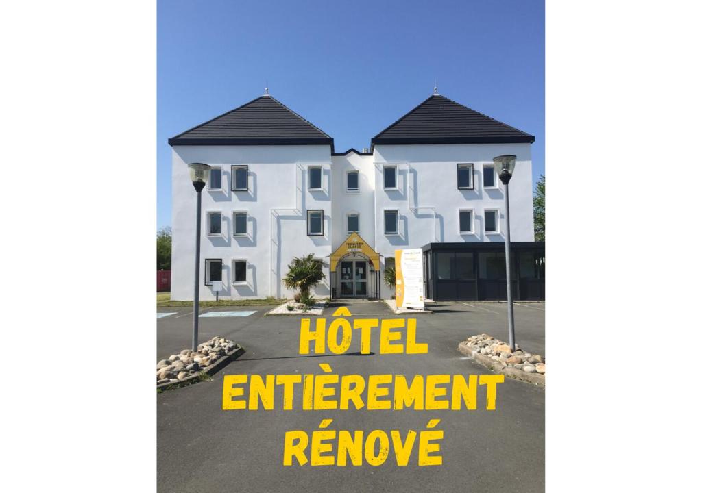 a hotel entitlement remove sign in front of a building at Première Classe La Rochelle Sud-Aytré in Aytré