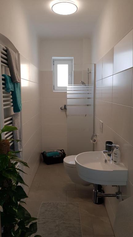 A bathroom at Gästehaus Sabine
