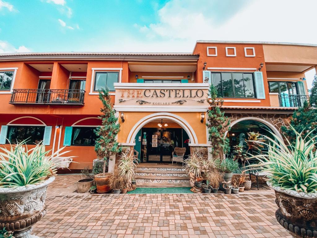 een oranje gebouw met een bord dat de kasba leest bij The Castello Resort in Ko Larn