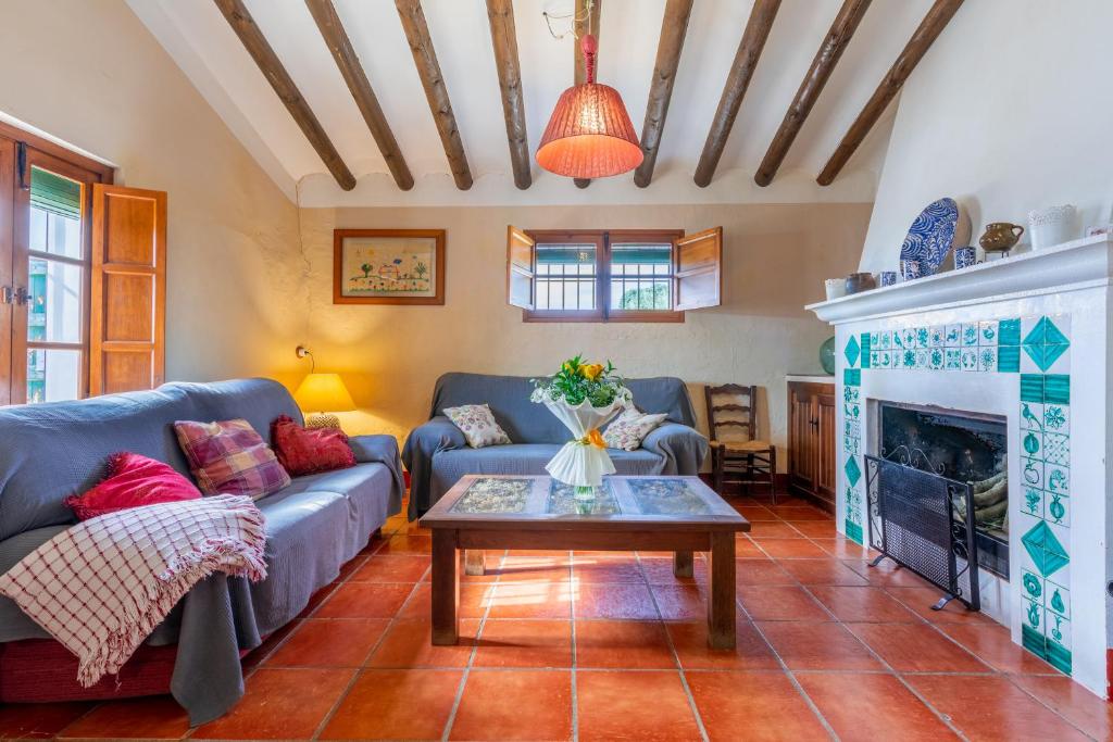 sala de estar con sofá y mesa en Cortijo Fuente de Alonso Gomez, en Archidona