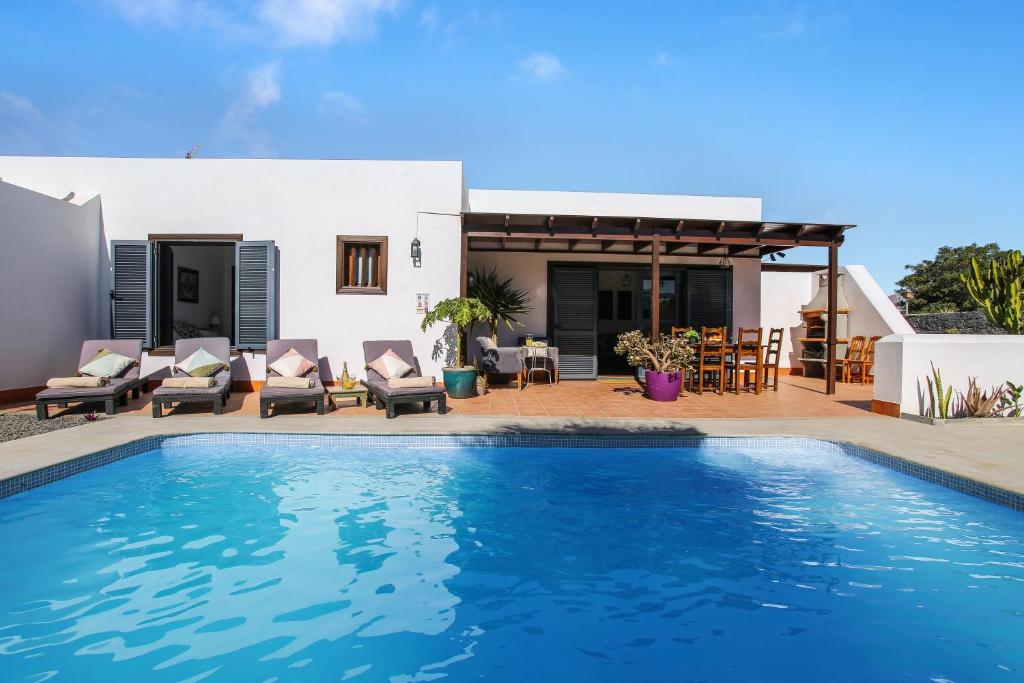 een zwembad voor een huis bij Casa Sultana in Playa Blanca