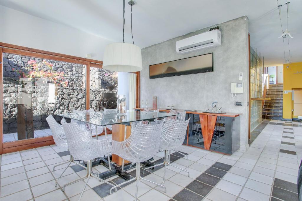 A kitchen or kitchenette at Villa Abaego