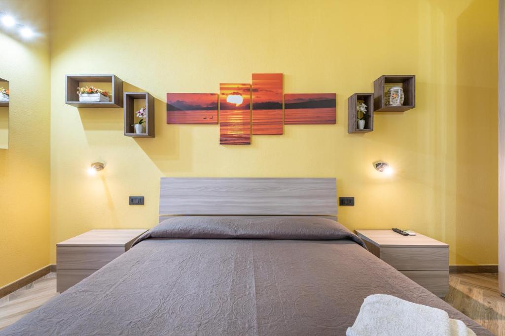 A bed or beds in a room at Paradise Home