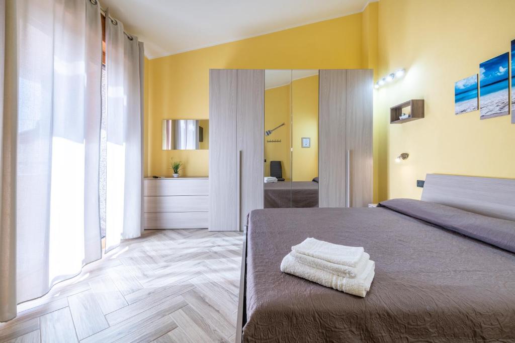 A bed or beds in a room at Paradise Home