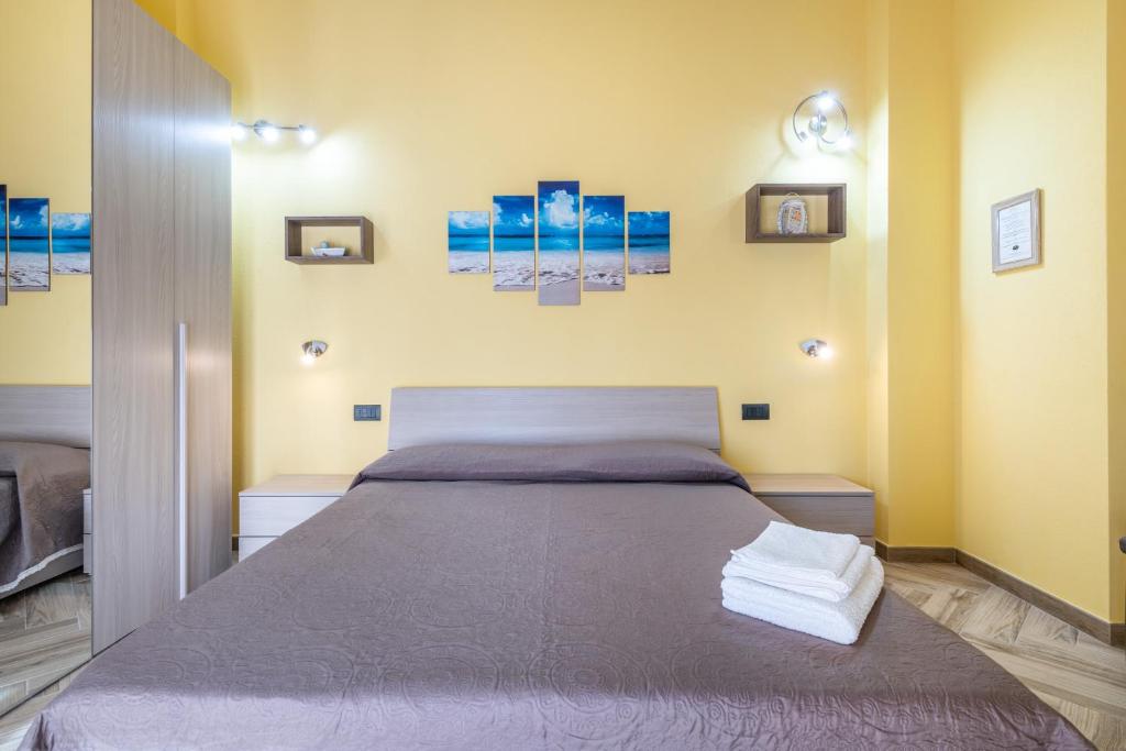 A bed or beds in a room at Paradise Home
