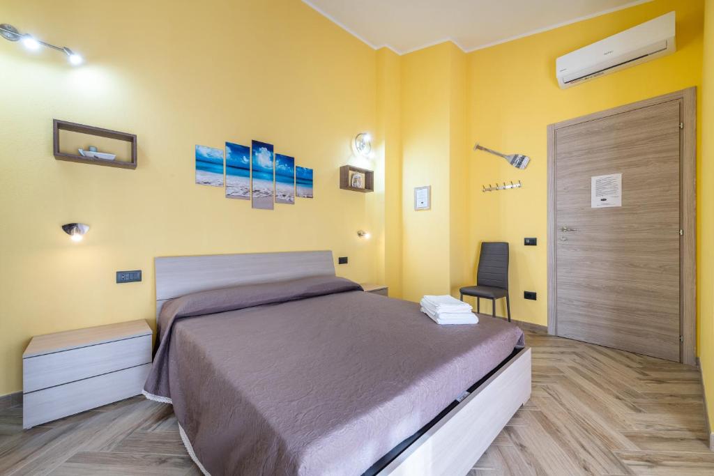 A bed or beds in a room at Paradise Home