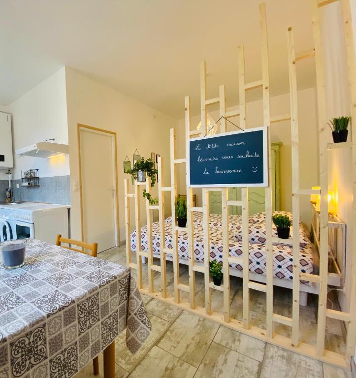 Cette chambre dispose d'un lit avec un panneau. dans l'établissement La Chtite Maison Béarnaise, à Arthez-de-Béarn