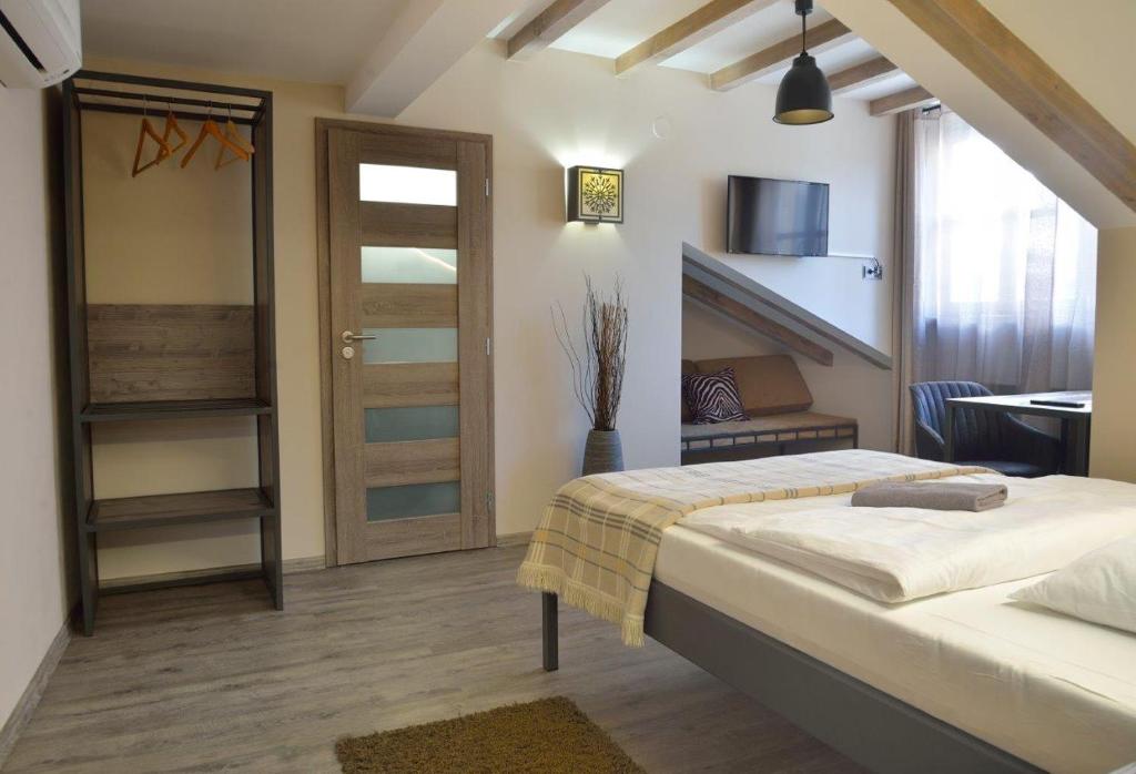 Postel nebo postele na pokoji v ubytování Hotel Via Ironia