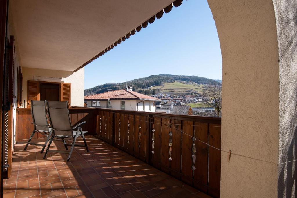a balcony with chairs and a view of a mountain at Apartment 3 - Zur Sonne in Laion