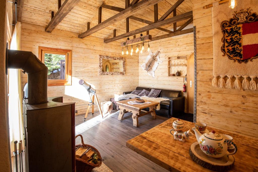 ein Wohnzimmer mit einem Sofa und einem Tisch in der Unterkunft Chalet Petit in Kanzelhöhe